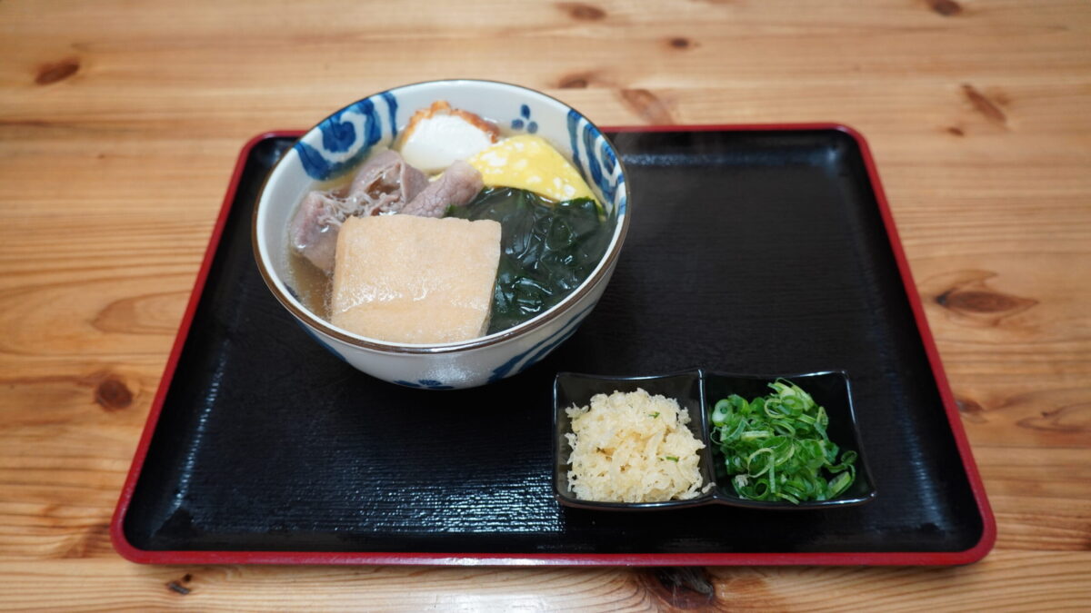 Maka ④: A three-topping combo—wakame, kitsune (sweet fried tofu), and beef.