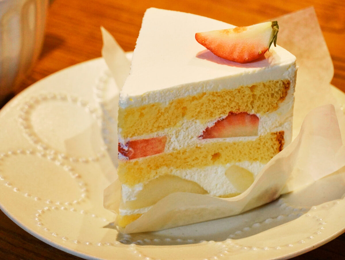 **[Sanuki Hime Strawberry & Pear Shortcake]**
Seasonal fruit wrapped in lightly sweetened cream and a moist sponge cake. Each bite lets you enjoy the fruit’s fresh texture, too.
