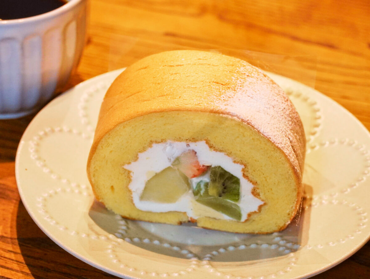 [Seasonal Fruit Rice-Flour Roll Cake]
A fluffy, delightfully chewy rice-flour sponge filled with generous chunks of fruit. Enjoy it with light, refreshing cream—Koguma Confectionery’s signature reward roll cake.