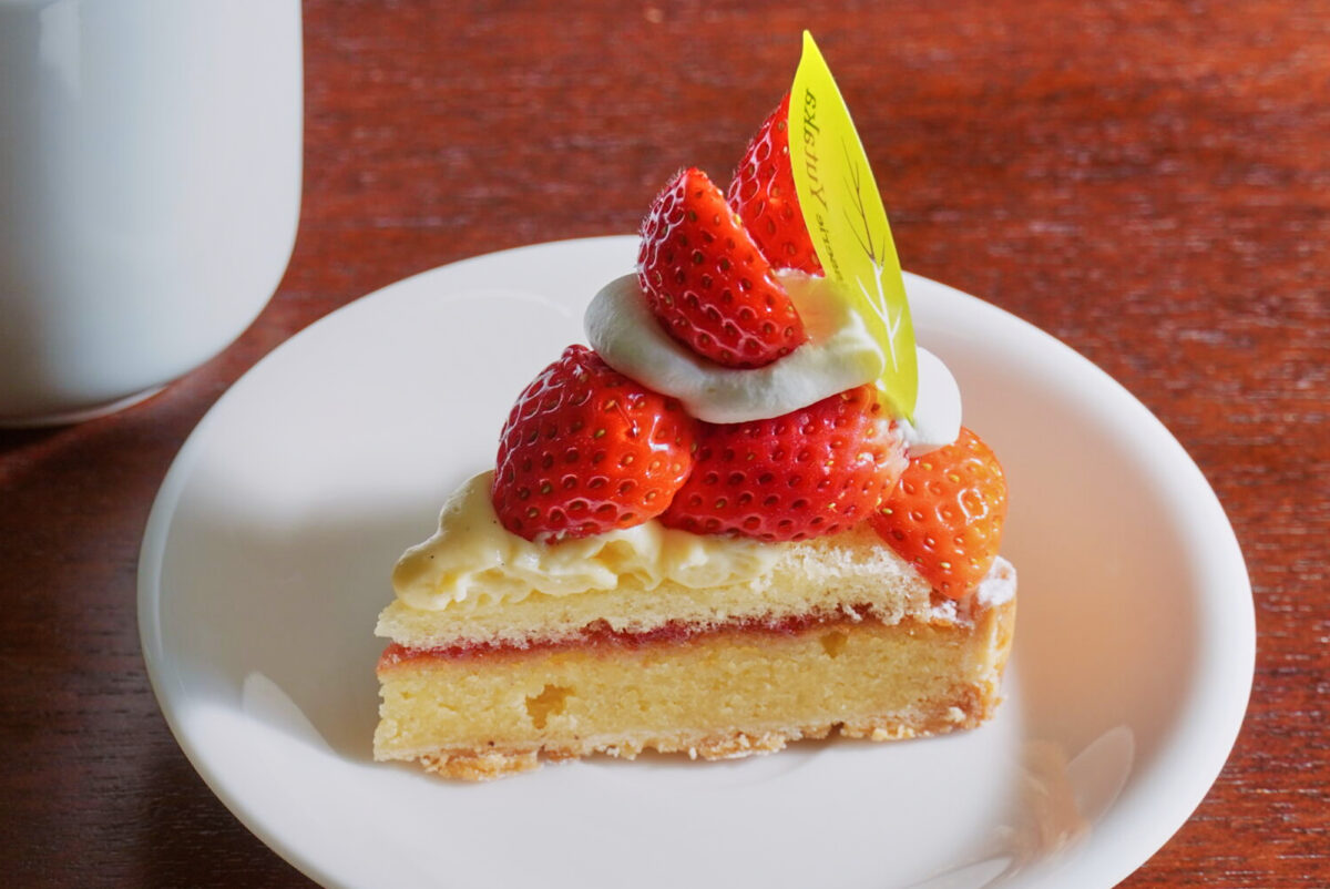 [Strawberry Tart]
A happy balance of fresh “Sanuki Hime” strawberries, lightly sweetened cream, and a crisp, flaky tart crust.