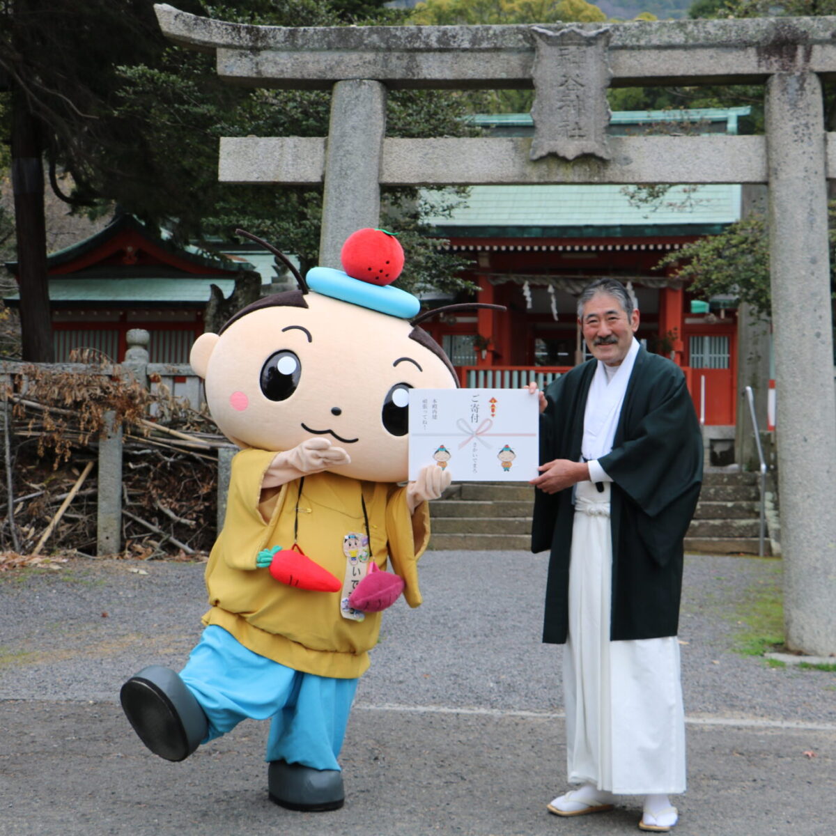 さかいでまろが神谷神社へ寄付金を持って行きました！