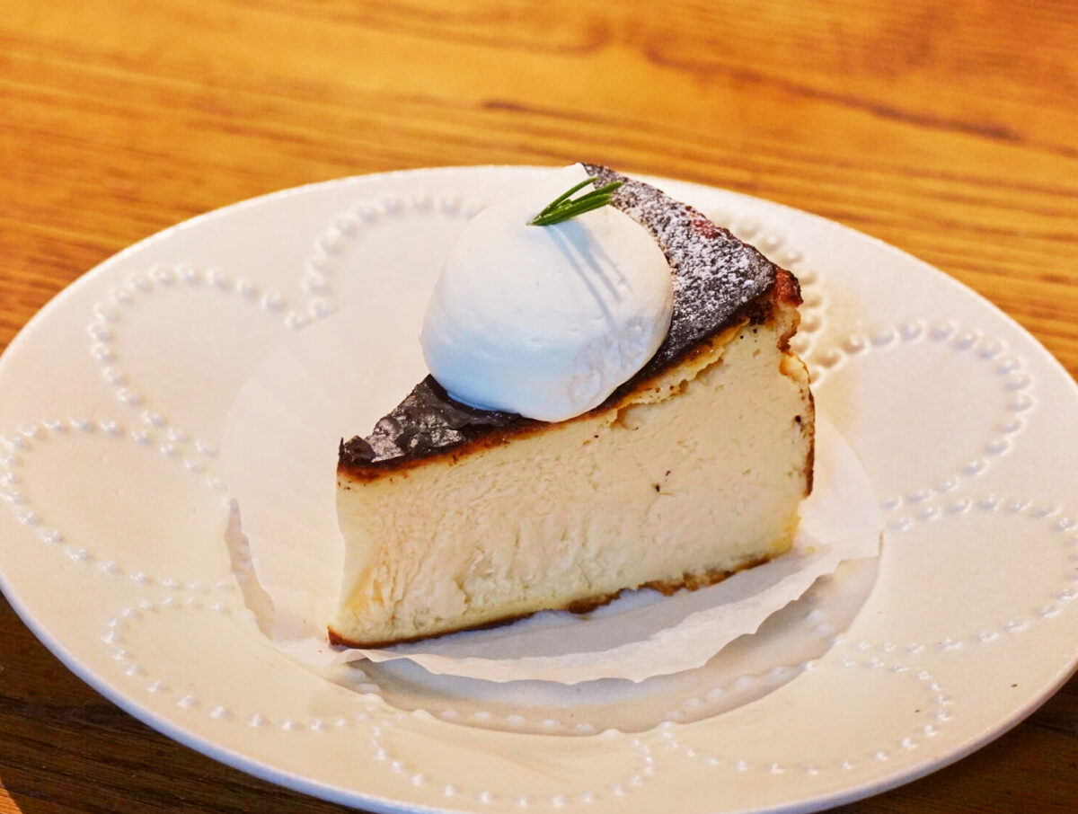 [バスクチーズケーキ]濃厚なチーズの旨みをさっぱりクリームがまとめる、チーズ女子も納得のご褒美チーズケーキ。