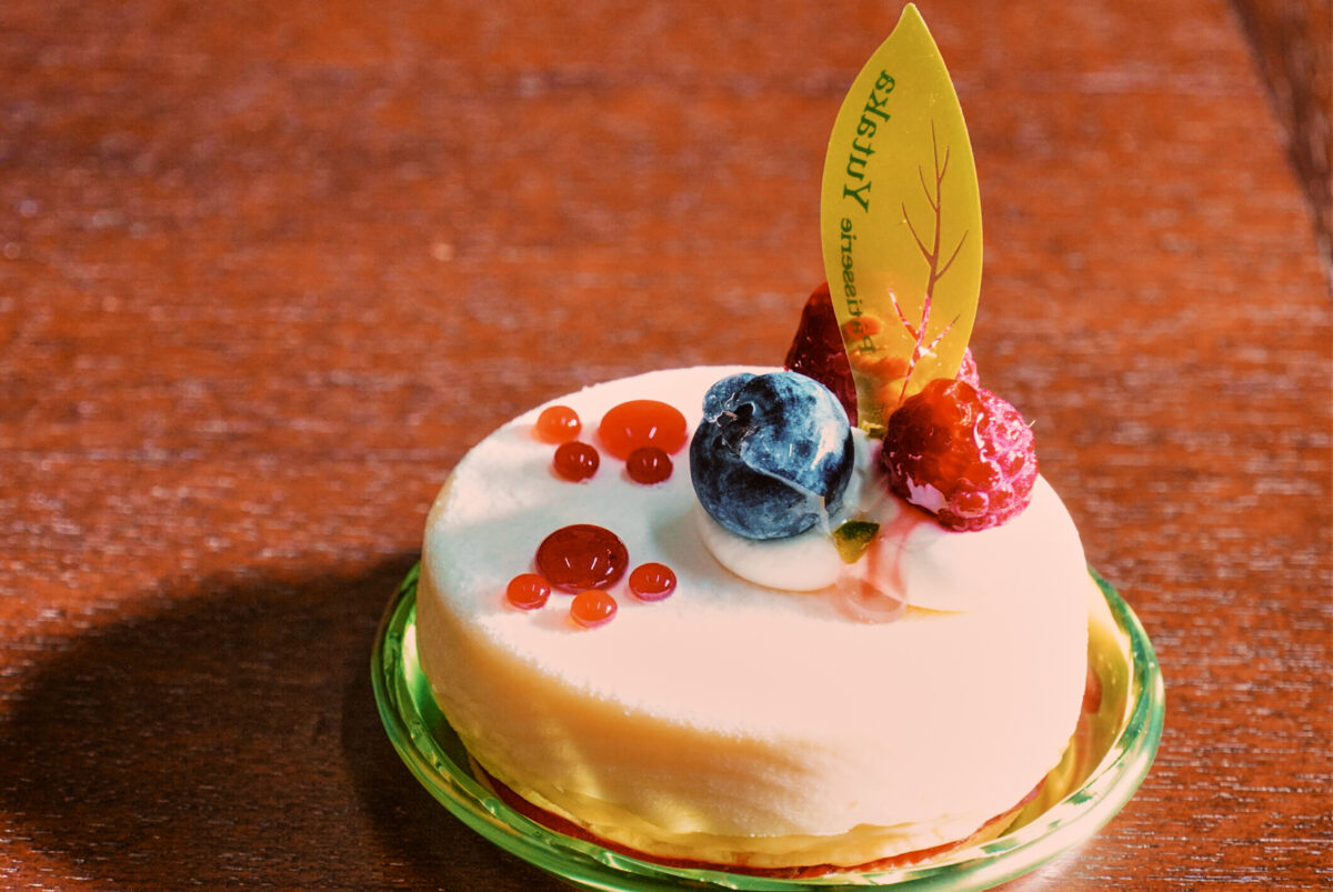 [レアチーズケーキ]濃厚なのに軽やか。濃厚なチーズ×爽やかなブルーベリーの絶妙コンビがサクサクのクッキーと相まって、心まで満たされる。